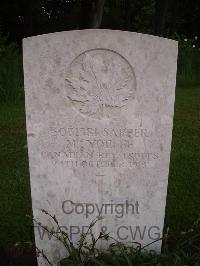 Etaples Military Cemetery - Yoelff, M
